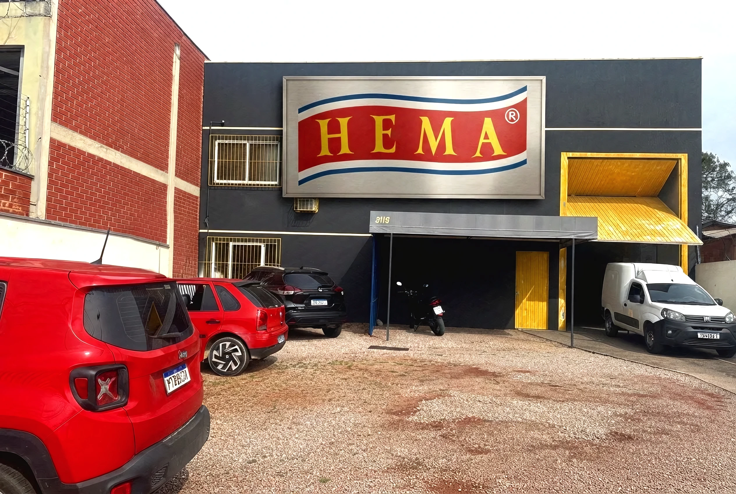 Fachada do centro de distribuição da Hema com a placa da marca sobre a doca de carregamento