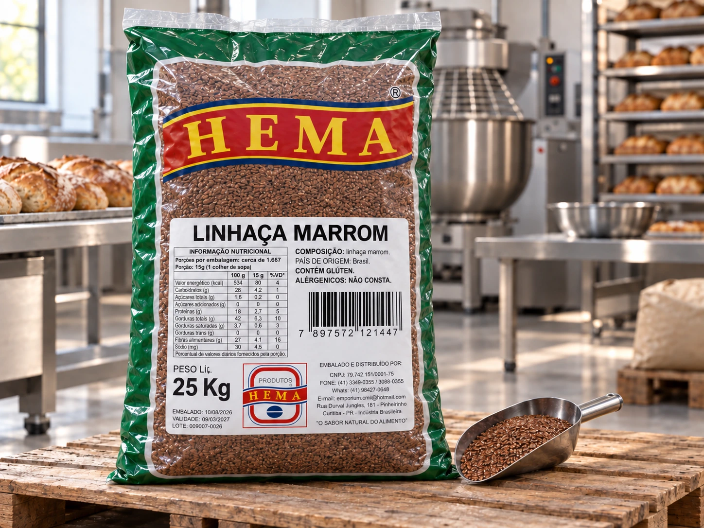 Sacaria HEMA de linhaça marrom de 25 kg sobre pallet em ambiente de panificação, com uma pá de sementes ao lado.