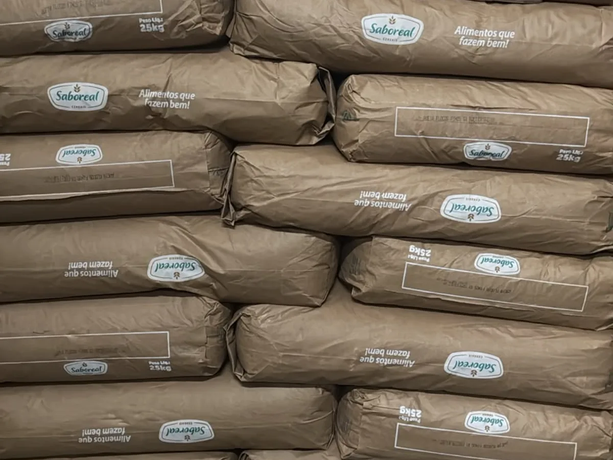 Sacaria kraft de 25 kg empilhada na prateleira do centro de distribuição da Hema