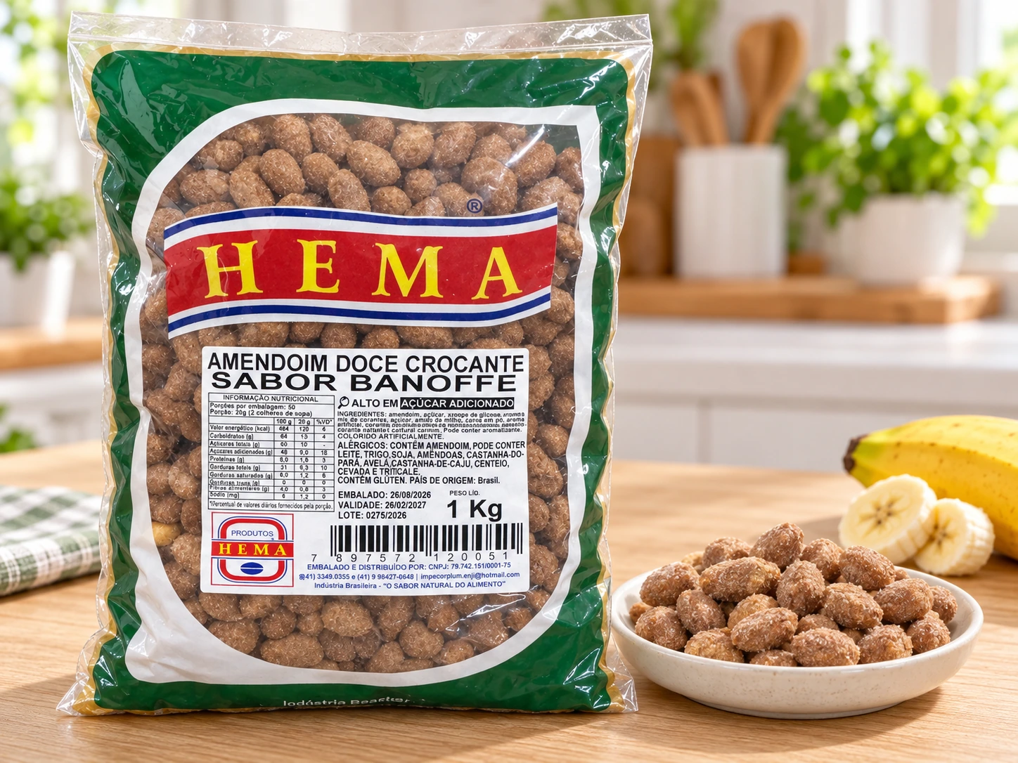 Pacote HEMA de 1 kg de amendoim doce crocante sabor banoffe, cor marrom clara, com tigela do produto solto ao lado, em bancada de madeira