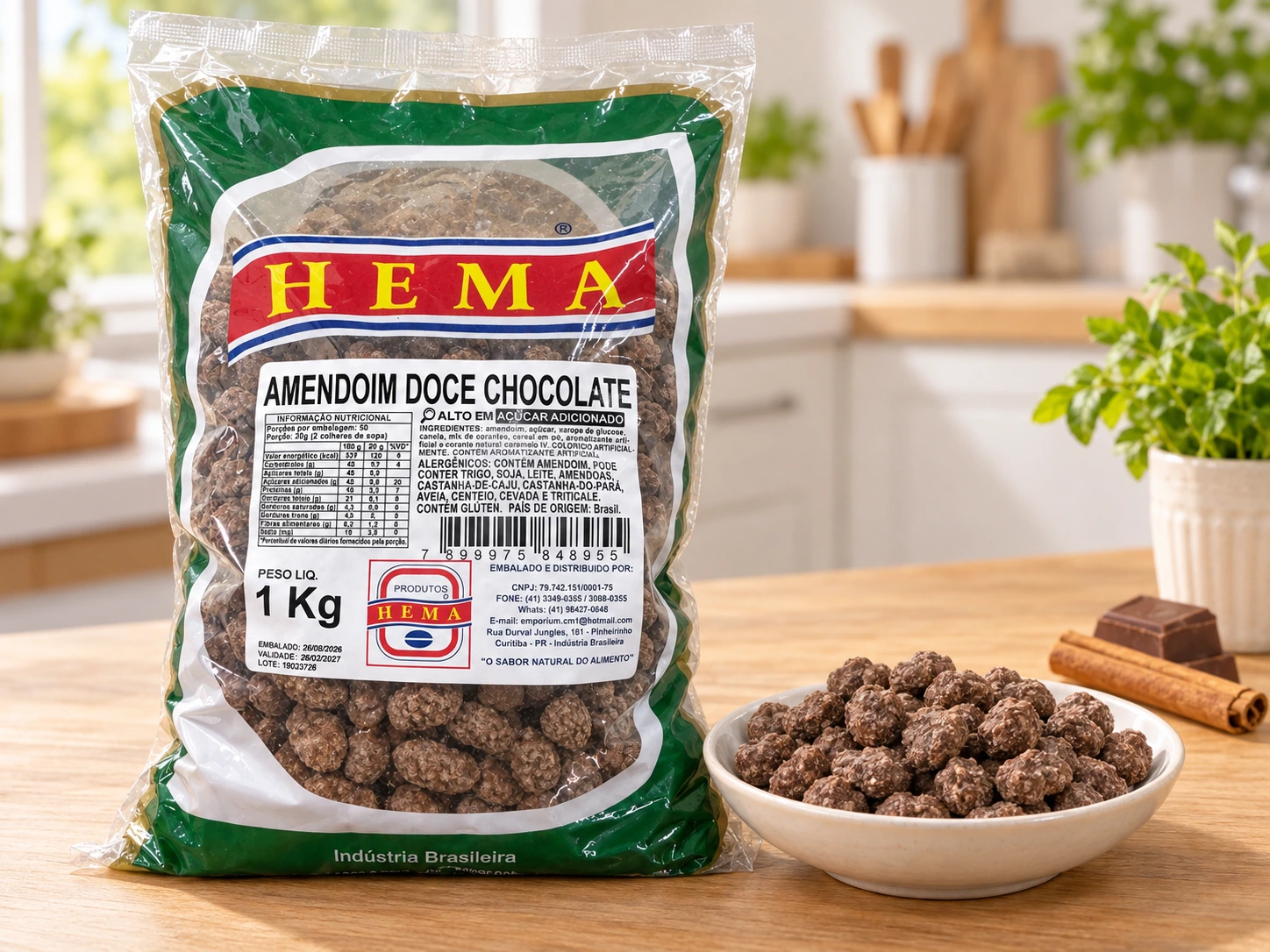 Pacote HEMA de 1 kg de amendoim doce chocolate, cor marrom escura, com tigela do produto solto ao lado, em bancada de madeira