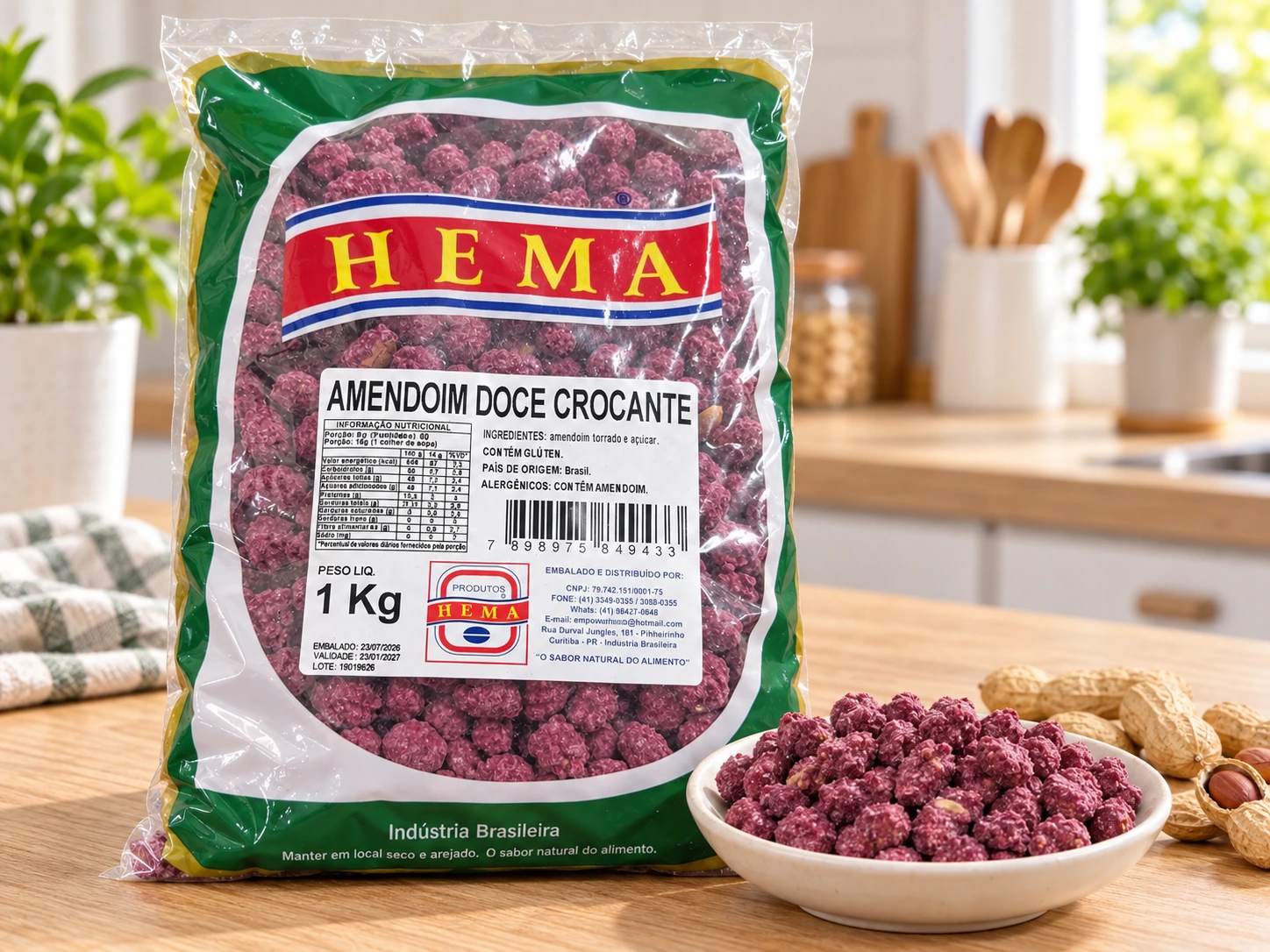 Pacote HEMA de 1 kg de amendoim doce crocante, cor vinho, com tigela do produto solto ao lado, em bancada de madeira