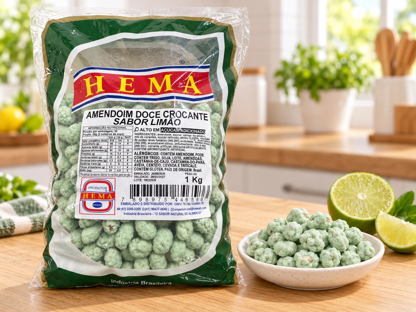 Pacote HEMA de 1 kg de amendoim doce crocante sabor limão, cor verde clara, com tigela do produto solto ao lado, em bancada de madeira