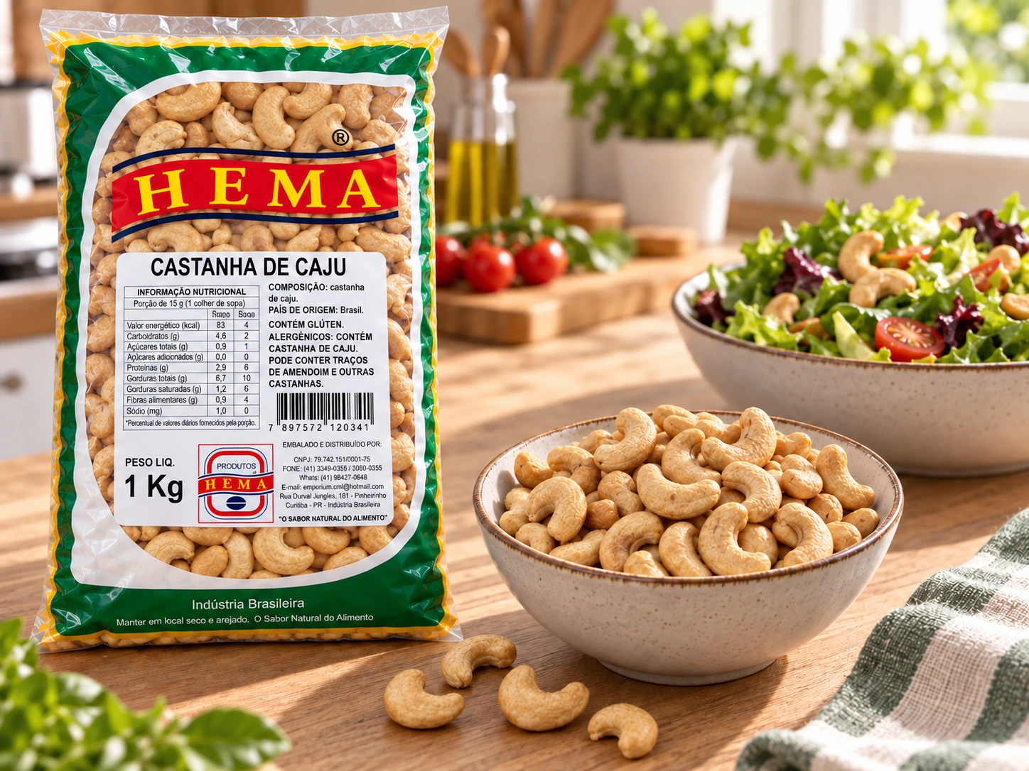 Pacote de castanha de caju Hema de 1 kg ao lado de uma tigela com as castanhas e de uma salada com castanhas
