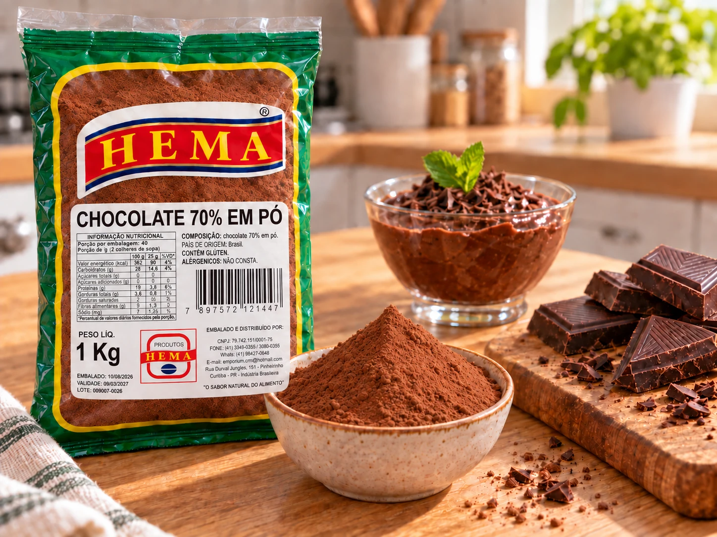 Chocolate 70% em pó Hema de 1 kg, com tigela do pó ao lado; mousse e pedaços de chocolate aparecem como aplicação culinária, não como embalagem comercial