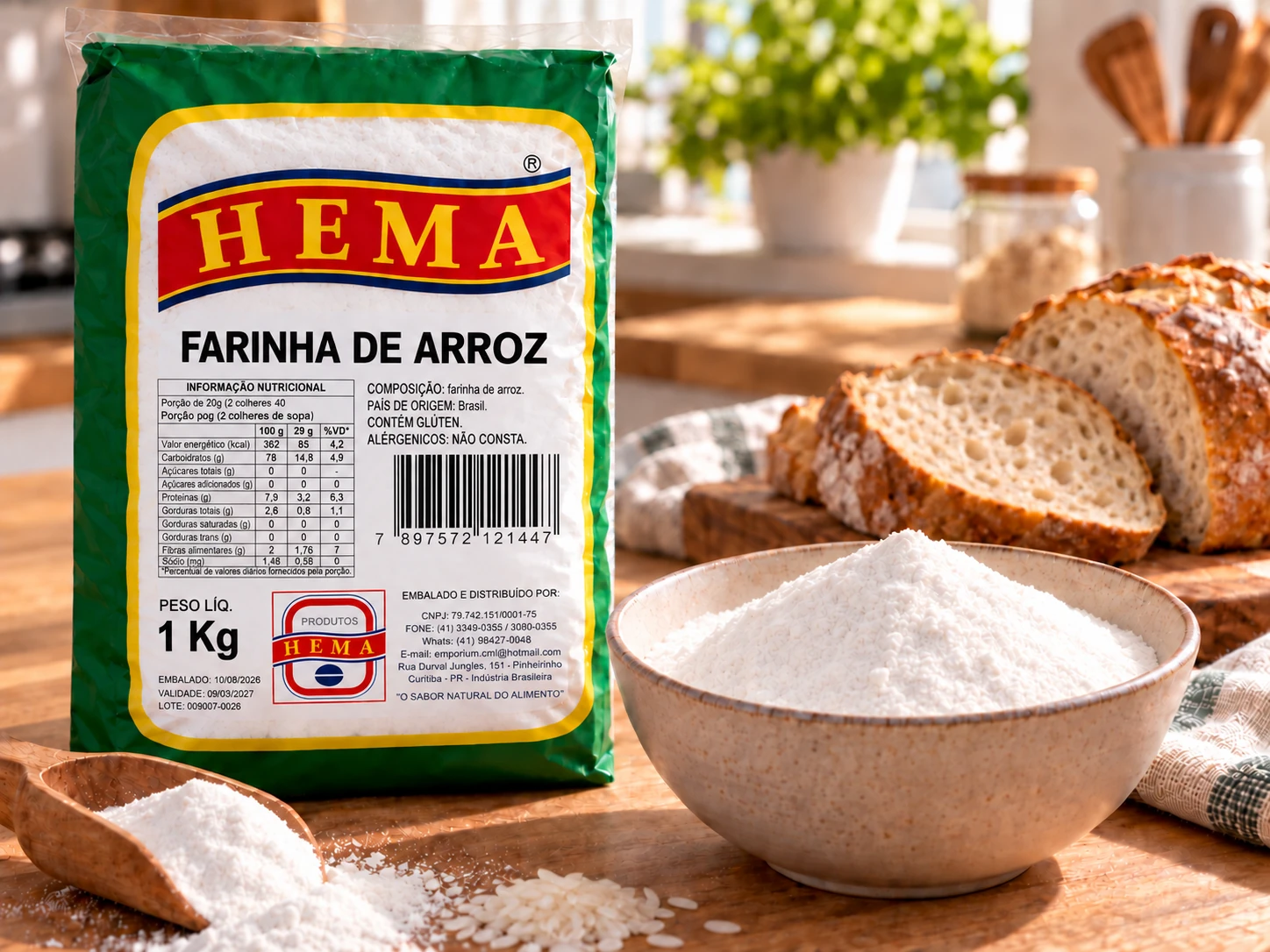 Pacote de farinha de arroz Hema de 1 kg, com tigela da farinha e pão fatiado ao fundo