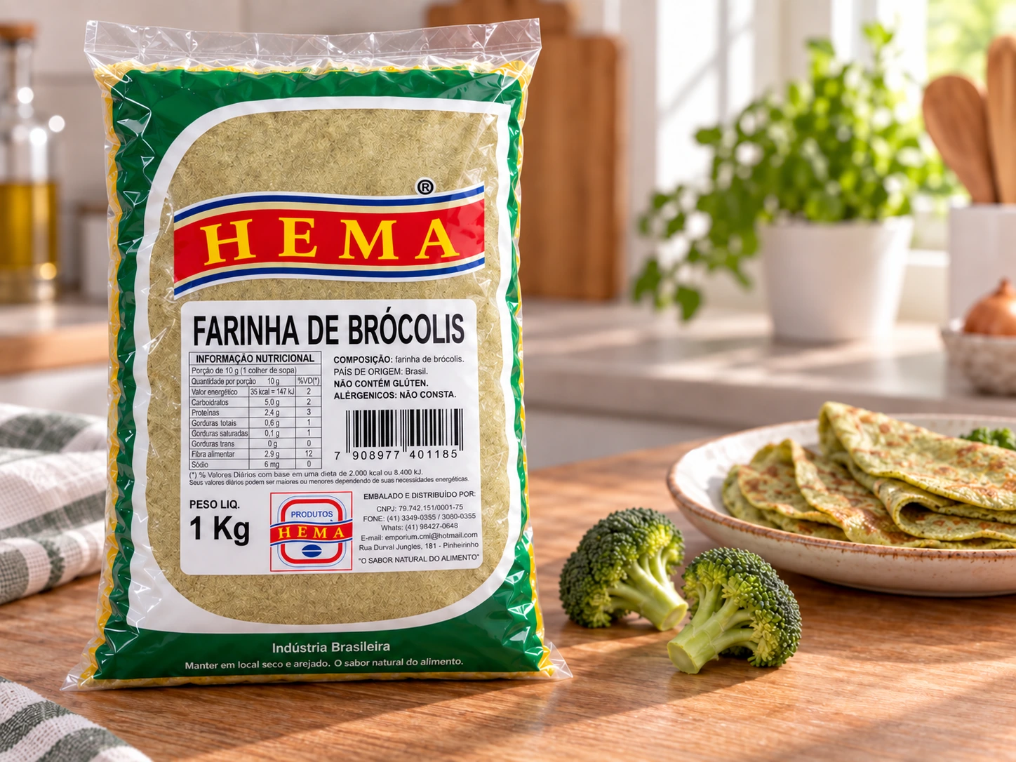 Pacote HEMA de farinha de brócolis ao lado de panquecas e brócolis.
