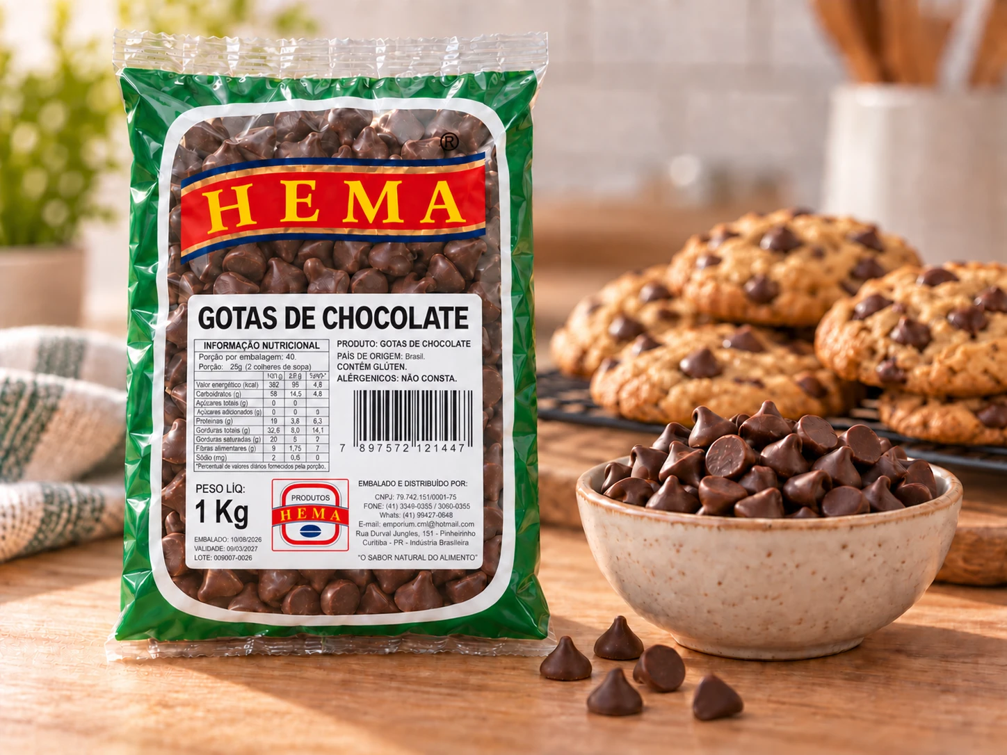 Pacote de gotas de chocolate Hema de 1 kg, com tigela de gotas servidas e cookies com gotas de chocolate ao fundo