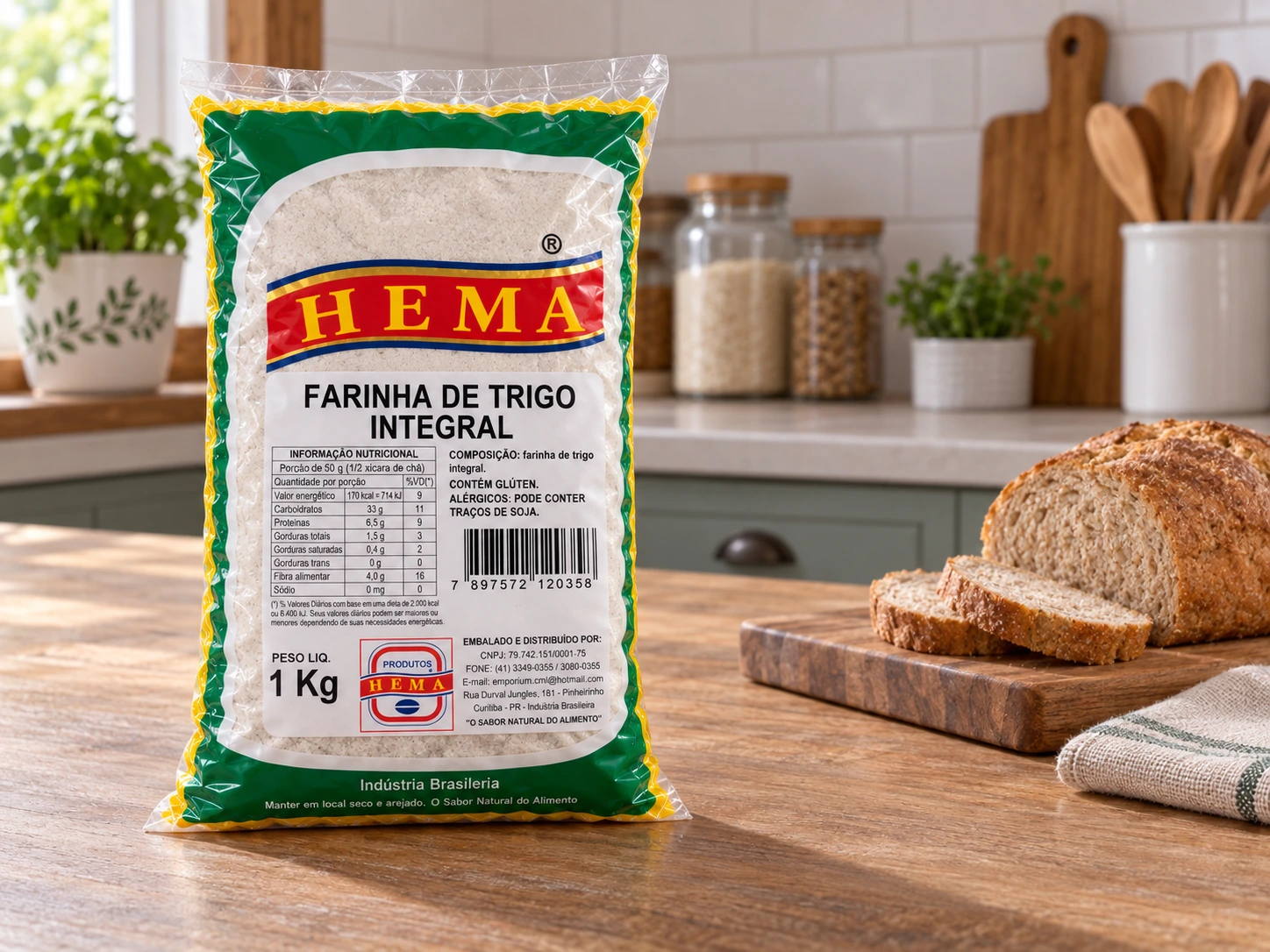 Pacote HEMA de farinha de trigo integral ao lado de pão integral em bancada de cozinha.