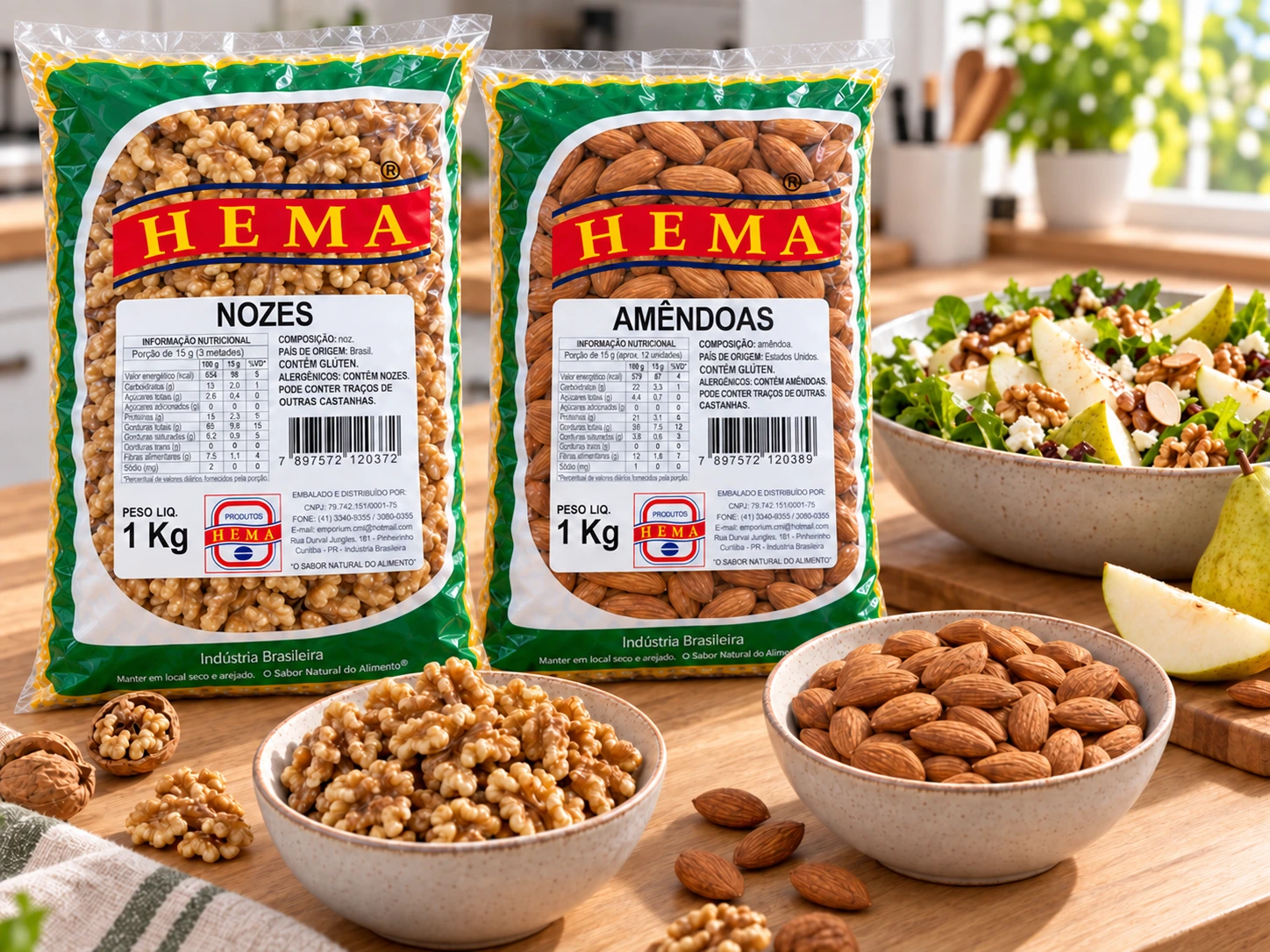 Pacotes de nozes e de amêndoas Hema de 1 kg, uma tigela de cada produto e salada com pera