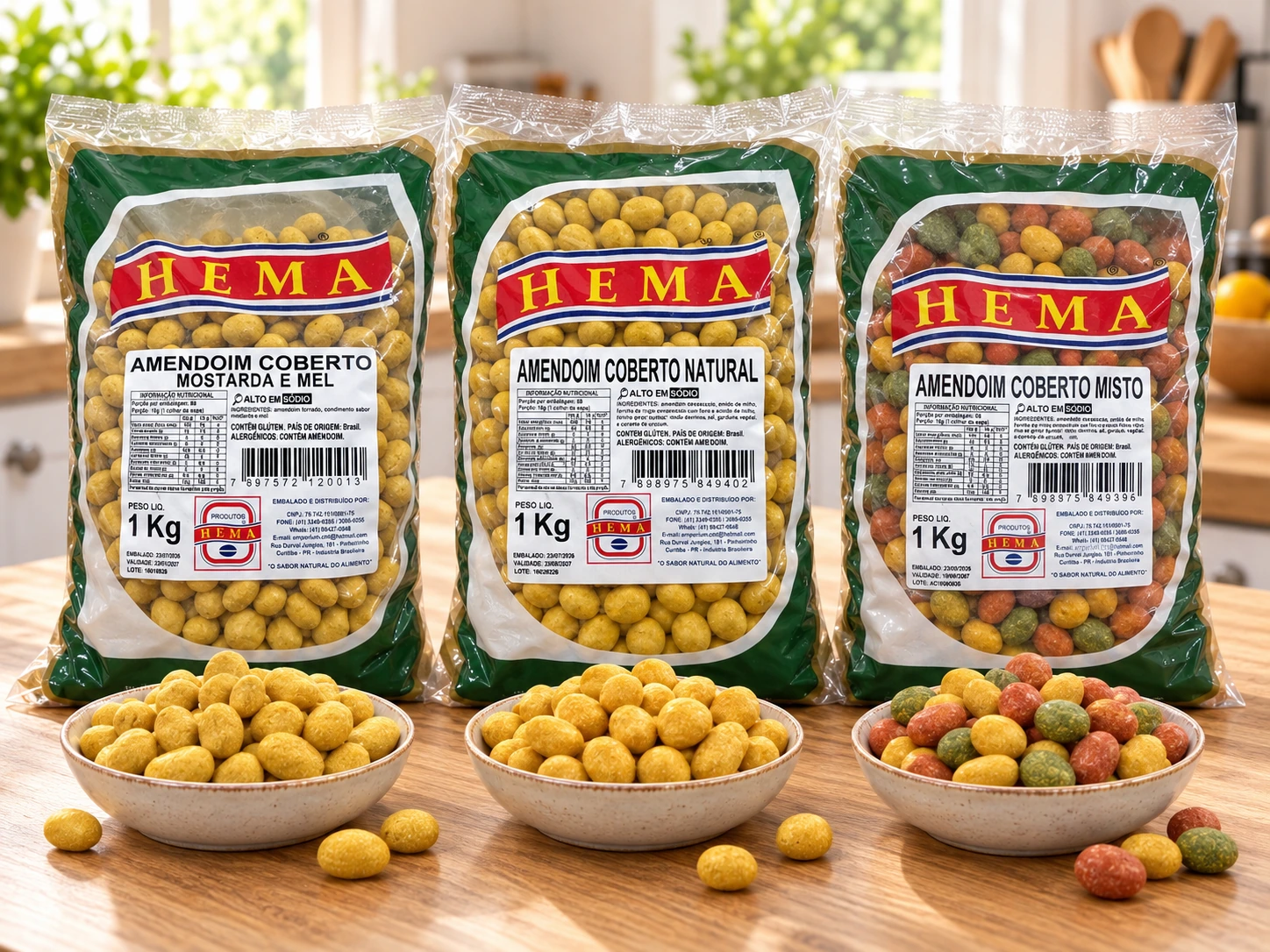 Três pacotes HEMA de 1 kg lado a lado, amendoim coberto mostarda e mel, amendoim coberto natural e amendoim coberto misto, com uma tigela de cada sabor na frente
