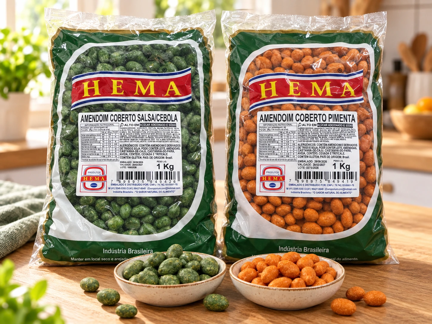 Dois pacotes HEMA de 1 kg lado a lado, amendoim coberto salsa/cebola com grãos verdes e amendoim coberto pimenta com grãos alaranjados, com uma tigela de cada sabor na frente