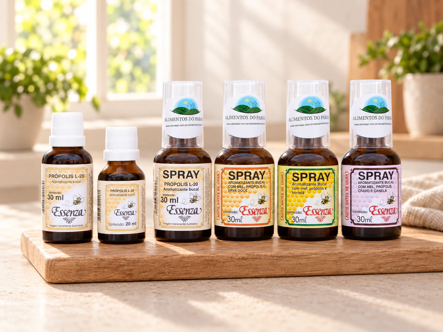 Seis frascos da marca Essenza sobre tábua: extratos de própolis L-20 e L-30 e quatro sprays aromatizantes bucais com mel, própolis e ervas