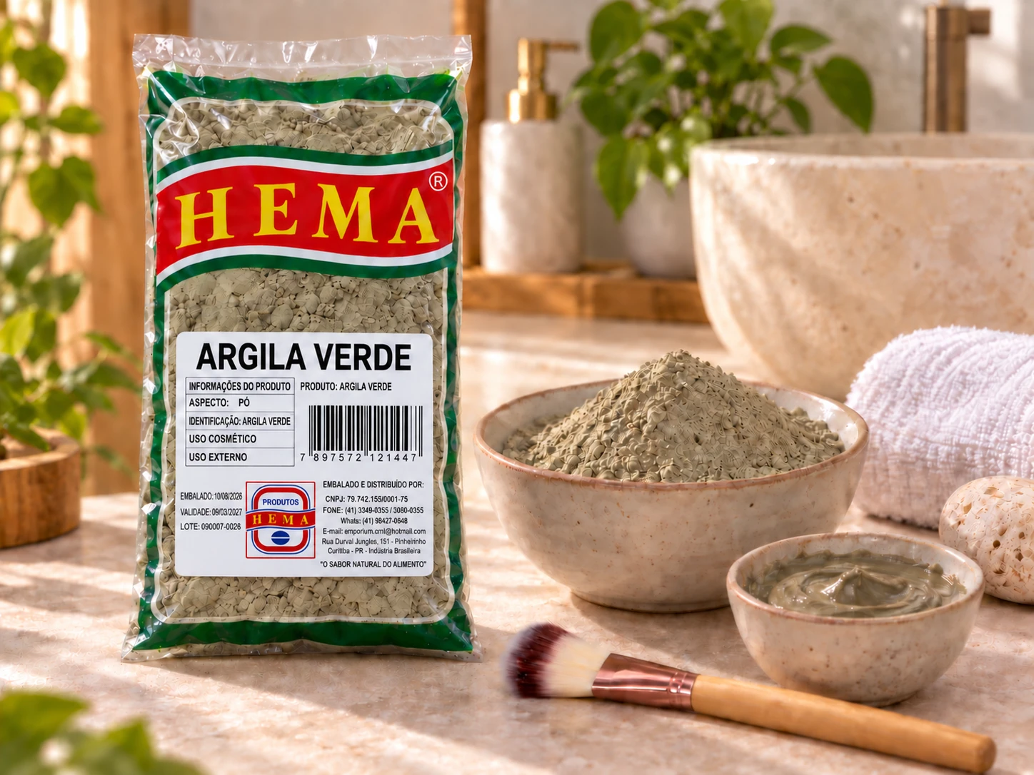 Pacote de argila verde Hema em pó, com tigela do produto e pasta pronta para uso cosmético ao lado
