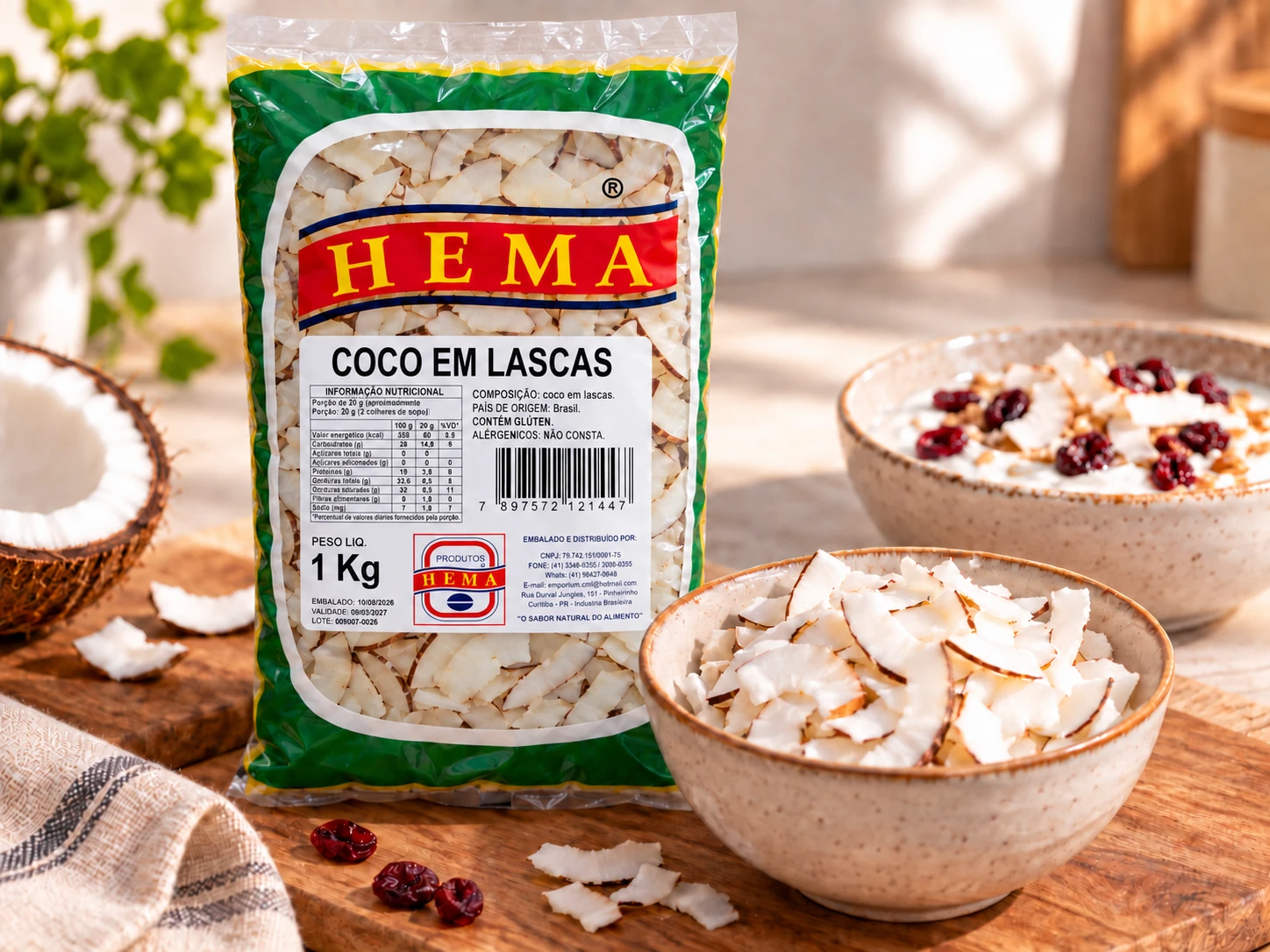 Pacote de coco em lascas Hema de 1 kg com tigela do produto ao lado; a mesma cena mostra cranberry como decoração de outra tigela, sem fazer parte deste pacote