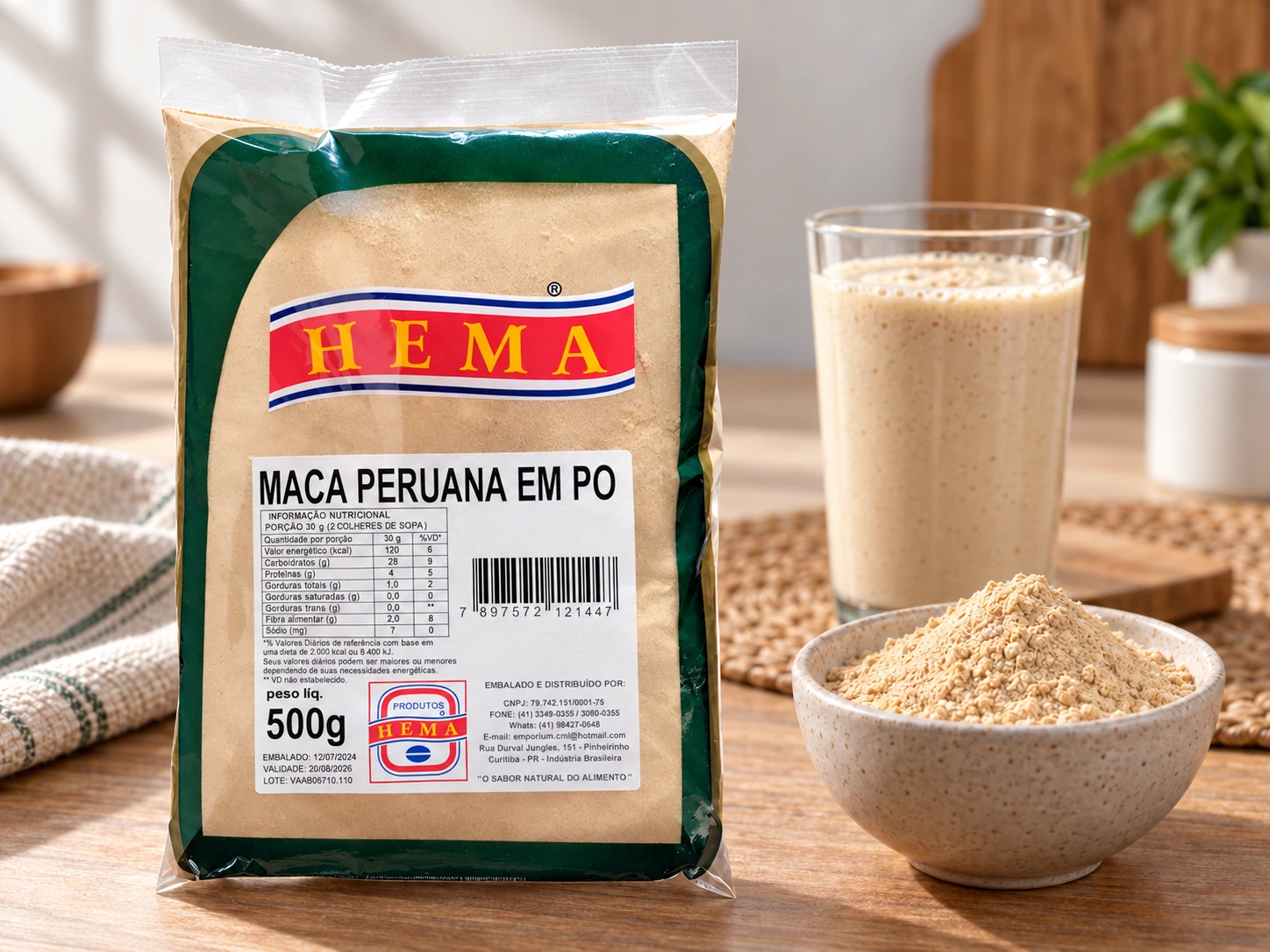 Pacote de maca peruana em pó Hema de 500 g, tigela com o pó e copo de bebida batida