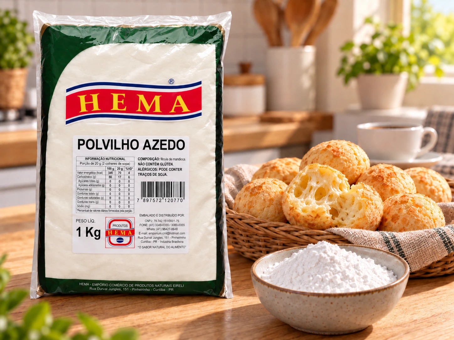 Pacote de polvilho azedo Hema de 1 kg, tigela com o polvilho e cesta de pães de queijo