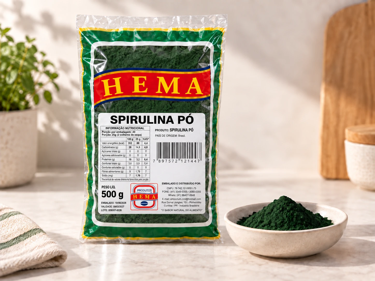 Pacote de spirulina em pó Hema de 500 g, com tigela do produto ao lado, sem chlorella nem cápsulas
