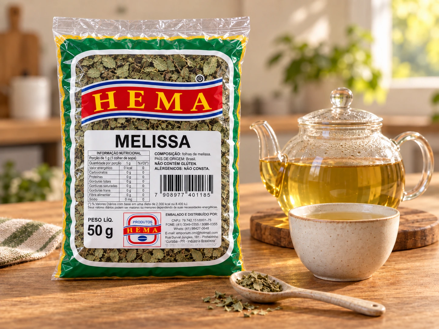 Embalagem padrão HEMA de melissa de 50 g, com moldura verde e etiqueta branca completa, ao lado de bule e xícara de chá.