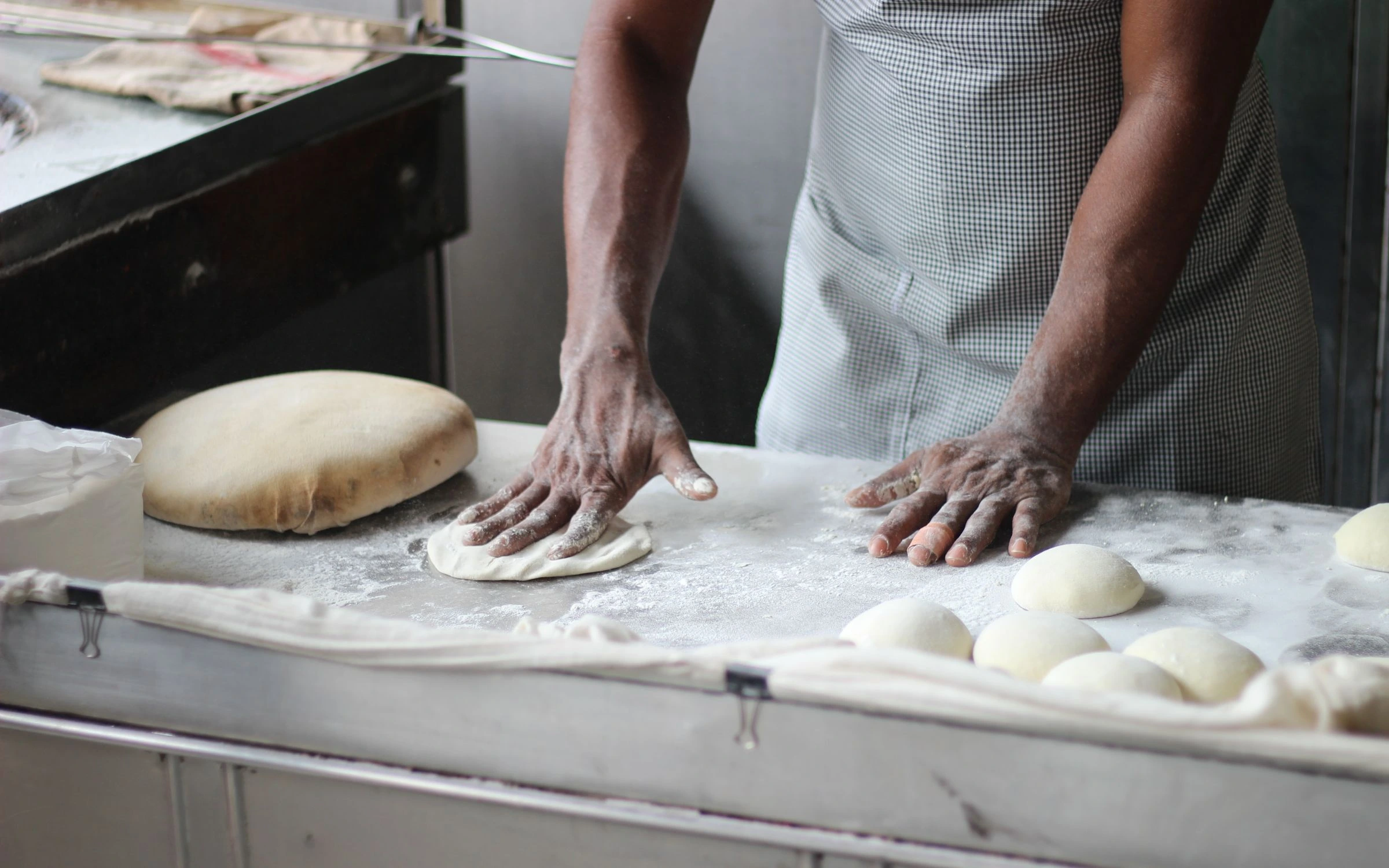 Confeiteira preparando massa em cozinha profissional